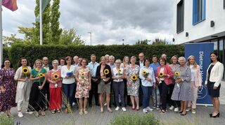 Die Vertreter der 14 Orts- und Kreisverbände des Kinderschutzbunds freuen sich über die Spende, die Isabel Hopp (2. v. r.) symbolisch beim Treffen in St. Leon-Rot überreicht. Für den Hockenheimer Verband ist Thomas Birkenmaier (10. v. l.) dabei.