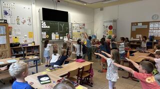 Noah Menger beim Turnen mit den Kindern der Friedrich-Ebert-Schule während der "Schlaupause".