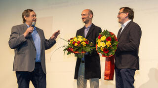 Stichwahl 2025 in Eppelheim: Linus Wiegand moderiert und bittet auch den unterlegenen Alexander Hahn (r.) auf die Bühne, um gemeinsam Matthias Kutsch zum Wahlsieg zu gratulieren.