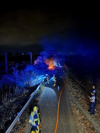 Der Flächenbrand an der Böschung vor dem Eisenbahntunnel.