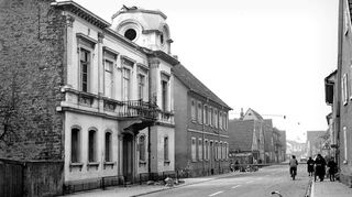 Anfang 1964 wurde das alte Rathaus mit dem Turm in der Mannheimer Straße abgerissen. Rechts daneben steht das alte evangelische Schulhaus, das ein Jahr später dem Rathausvorplatz weichen musste.