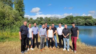 Das Orgateam des Ketscher Backfischfestes: Manfred Fritscher (GmbH, v. l.), Claus Heim (GmbH), Jens Fritscher (Platzmeister), Bürgermeister Timo Wangler, Stephan Finke (Festwirt), Sandra Goldschmidt (Revierleitung Polizei), Michael Fahrer (Polizei), Roland Böhm (ASV), Dannis Kastner (Brauerei Rothaus) und Emanuel Kuderna (Mobile Jugendarbeit).