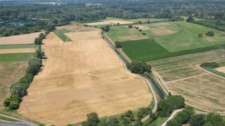 Das begradigte Bett des Leimbachs zieht sich zwischen Brühler Ortsbebauung und Mündung ziemlich gerade durch die Landschaft.