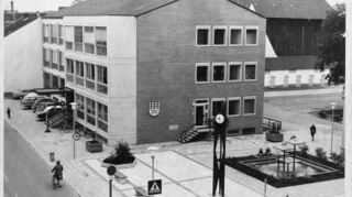 So sah das Rathaus mit Vorplatz bei der 1.200-Jahrfeier Oftersheims im Jahr 1966 aus.