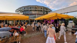 Blau und Wolken wechseln sich am Himmel über Hoggene ab, getanzt wird bei „Music in the City“ dennoch.