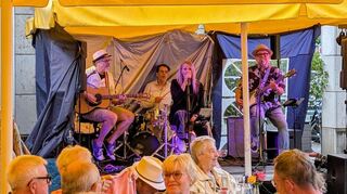 „Amokoustic“ mit Sebastian Kunz an der Gitarre (v. l.) , Silvio Groß am Schlagzeug, Sängerin Anna Minges und Ollie Rosenberger, der singt und Gitarre oder Bass spielt.