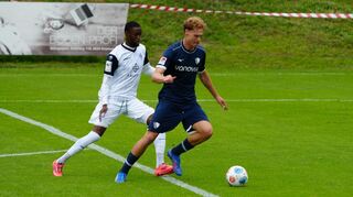 Adama Diakhaby (links) kam im Trainingslager des SV Waldhof beim Test gegen den VfL Bochum zum Einsatz.
