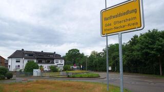 Die Hardtwaldsiedlung hat ihr eigenes Ortsschild, was mit zur Identitätsstiftung beitragen dürfte. Vor dem Gasthof „Landhof“ befindet sich außerdem ein Hebewerk, das für den Abwasseranschluss wichtig war - bis etwa 1960 gab es in der Siedlung fast nur Plumpsklos.
