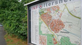 Am Eingang in der Hockenheimer Straße zeigt eine große Übersichtskarte, wie deutlich die Hardtwaldsiedlung vom restlichen Oftersheim abgetrennt ist. Die verschiedenen Sportplätze, das Wildgehege, die Waldparkplätze, die Gastronomie und auch der Friedhof sorgen aber für viele Besucher.