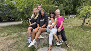 Fünf Jahre Naturgruppe Löwenzahn: Ein Grund zum Strahlen für die Erzieherinnen Saskia Luksch (v. l.) und Laura-Romana Adler, Nimonh Kaiser-Patthavong, Ulrike Vay und Roselinde Zeilfelder.