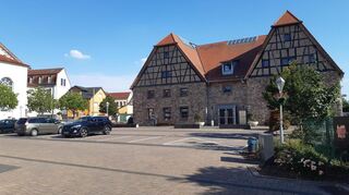 Stark versiegelt statt intensiv begrünt: Die vor rund 15 Jahren erfolgte Anlage des Zehntscheunenplatzes verhindert die Aufheizung der Innenstadt im Sommer nicht.