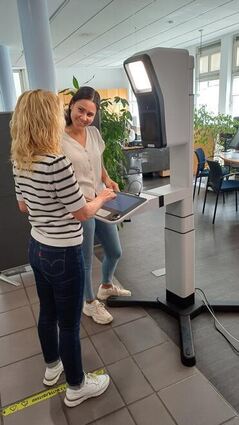 Am neuen "Point-ID"-Gerät können vor Ort im Bürgerbüro digitale Passfotos gemacht werden.