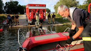 Bootsübung am Rhein: Kommandant Thorsten Lehrenkrauß legt Wert darauf, dass die Einsatzkräfte sicher im Umgang mit dem Boot sind.