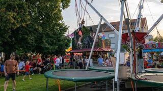 Beim Rohrhofer Sommerfest laden Stände und Fahrgeschäfte im Ortskern rund um den Gockelbrunnen zum Flanieren, Erleben und Ausprobieren ein.