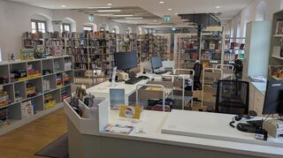 Der Empfangsbereich in der Schwetzinger Stadtbibliothek. Künftig soll eine Jahresnutzungsgebühr in Höhe von 12 Euro entrichtet werden. Der Gemeinderat muss das in seiner Sitzung am 23. Juli aber erst noch beschließen.