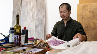 Jian He ist der neue Stipendiat des Künstlerhauses Speyer und lebt und arbeitet für etwa drei Monate im Haus des Künstlerbundes in der Sämergasse, wo er auch im September eine Ausstellung seiner hier entstandenen Werke zeigen wird.