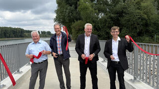Freuen sich über die Eröffnung der Ersatzbrücke über den Leimbach: Dietrich Herold (Bürgermeisterstellvertreter Edingen-Neckarhausen, v.l.), Ralf Göck (Bürgermeister Brühl), Peter Schneider (Leitender technischer Direktor Gewässer Regierungspräsidium Karlsruhe) und Jörg Vogel (Leiter Wasserstraßen- und Schifffahrtsamt Oberrhein).