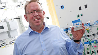 PPC-Gründer und Gesellschafter Ingo Schönberg mit einem Smart Meter in der Hand.