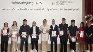 Emilia Wiegand, Mara Schlegel, Aldijon Salihu, Justin Neubert, Tessina Hoeger, Bastian Schmitz, Julius Back, Elliot Joshua Keil, Ha Lan Nguyen, Schulleiterin Heide-Rose Gönner bekamen Preise.