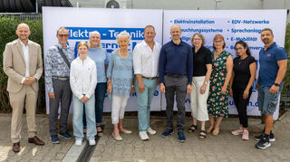 Preisüberreichung und Spendenübergabe bei der Firma Elektro-Technik Münch in Ketsch: Pascal Seidel (v. l.), Harald Fröhlich, Silke Gredel mit Tochter Jule, Hannelore Gelhaar, Sascha Kolpe (Aktion für krebskranke Kinder Heidelberg), Firmenchef Rene Kolb, Gabriele Knapp, Martina Zimmermann, Shiva Schwenn und Uwe Betzwieser.