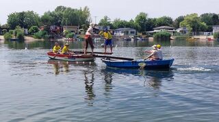 Spannendes Duell beim Ketscher Fischerstechen: Der Winzerverein gegen das Team "06 AH 2" mit Bürgermeister Timo Wangler im Boot.