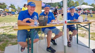 Die Jury beim Ketscher Fischerstechen: Achim Reister 8v. l.), Zunftmeister Jens "Charly" Kochendörfer und Gerhard Jungmann.