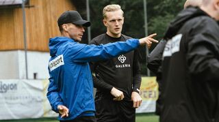Trainer Dominik Glawogger (links) erläutert Julian Rieckmann seine Vorstellungen zur Raumaufteilung.