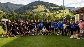 Der Waldhof-Kader mit dem kompletten Staff und einigen mitgereisten Fans nahm am Sonntag Abschied von Leogang.