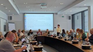 Evelyn Strunck, die ehrenamtliche Vorsitzende des Gemeinsamen Gutachterausschusses Südwestlicher Rhein-Neckar-Kreis (stehend), erläutert im Verwaltungsausschuss Schwetzingen die Anforderungen, die bei einem qualifizierten Mietspiegel erfüllt sein müssen.