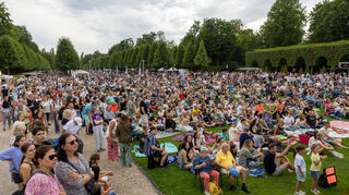 Schon nach gut einer Stunde nach der Eröffnung des Lichterfestes war die Picknickwiese vor der Hauptbühne am Hirschbrunnen bis auf den letzten Platz gefüllt.