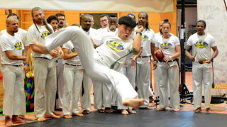 Sprünge und Drehungen gehören zu Capoeira.