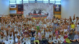 Eine große gut gelaunte Familie der Capoeirista trifft sich in Schwetzingen.