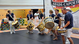 Die Maracatu-Gruppe aus dem Trommelpalast Mannheim heizt ein.