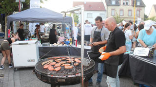 Auch eine der liebgewonnenen Traditionen: der große Schwenkgrill am Gockelbrunnen.