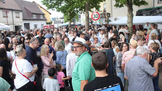 Die Organisatoren des Sommerfests freuen sich über viele Besucher.