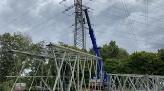Die Arbeiten am Rangierbahnhof Mannheim gehen zügig voran. Ersetzt werden nur ganz alte Strommasten, die brauchbaren werden weiter verwendet.