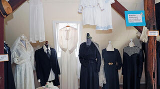 Im Heimatmuseums gibt es nun eine Ausstellung über Hochzeits- und Festkleidung zu sehen.