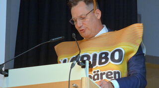 Rektor Martin Jendritzky bekennt sich zu Süßem aus diversen bunten Tütenverpackungen.