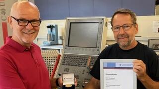 Inhaber Helmut Satzke (l.) freut sich über die Treue seines Mitarbeiters Uwe Kannewurf und übergibt ihm die Auszeichnungen der Handwerkskammer.