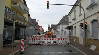 Vollsperrung in der Heidelberger Straße, damit der neue Kanal der Sofienstraße an das restliche Netz angeschlossen werden kann. Der viele Regen und Probleme mit dem neuen Schacht haben zu Verzögerungen geführt.