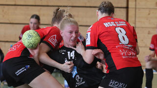 Bereits im kurzfristig angesetzten Testspiel in der Vorbereitung auf die neue Saison in der 3. Handball-Liga der Frauen geht es zwischen der HSG St. Leon/Reilingen - hier Lena Nussbaumer (l.) und Cathrin Hofmann gegen die Kurpfalz-Bärin Ina Scheffler - zur Sache.