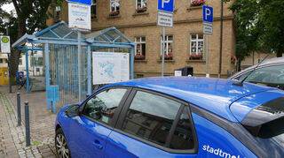 Zwischen Oftersheimer Rathaus und evangelischer Kirche gibt es bereits zwei öffentliche Ladepunkte für E-Autos sowie den Stellplatz eines der beiden konventionellen Carsharing-Autos von Stadtmobil.