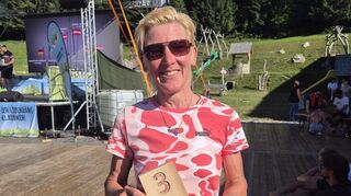 Die 48-jährige Christine Martus wird beim Drei-Länder-Giro Dritte in ihrer Altersklasse.