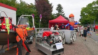 Auf dem Vorplatz und in der Jägerndorfer Straße sind die Fahrzeuge und die Technik der Ketscher Wehr ausgestellt.