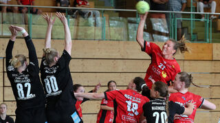 Das Testspiel der beiden Drittliga-Handballteams HSG St. Leon/Reilingen und Kurpfalz-Bären - hier HSGlerin Samira Schulz beim Wurf - endet 25:28.