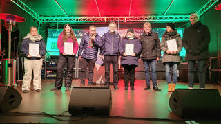 Die stolzen Verleiher und Preisträger des "Rotary Awards" 2023: Sylvia Engelberth (Arche Weltladen, v. l.), Natalie Siehler (Parkkindergarten), Rotary-Präsident Rainer Weiglein, Rotarier Dieter List, Tatjana Sturm (Schwimmverein), Rotarier Dr. Walter Götzmann, Claudia Fuhrmann (THRS) und Tim Ruiz (Schwimmverein).