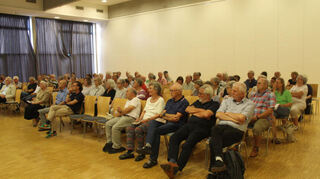 Die Stimmung im Lutherhaus ist nur zu Beginn der Infoveranstaltung friedlich, danach kochen die Emotionen hoch.