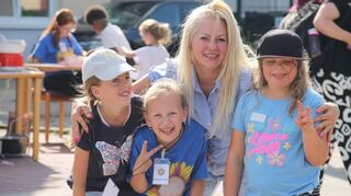 Alina Cica, Aleksandra Kaiser, Gruppenleiterin Lilijana Cika und Ida Oehrle haben viel Spaß beim Sommerfest der Gruppe.