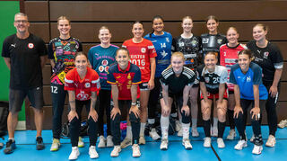 Trainer Sascha Kuhn (v. l.) geht mit Johanna Wiethoff, Rebecca Engelhardt, Elena Fabritz, Leonie Moormann, Lena Stitzel, Marlies Mader, Ina Scheffler und Vivian Schranz sowie Natascha Fabritz (unten, v. l.), Sara Gougarzi, Natascha Lerche, Lea Marmodee und Janneke Geigle in die Drittligasaison.