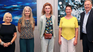 Versetzen die Besucher der Sommerausstellung des Kunstvereins Hockenheim in "Schwingungen": Laudatorin Sigrid Gensichen M.A. (v. l.), die Künstlerinnen Susanne Neiss, Edda Jachens, Monika Majer und Christian Kramberg, Vorsitzender des Kunstvereins.